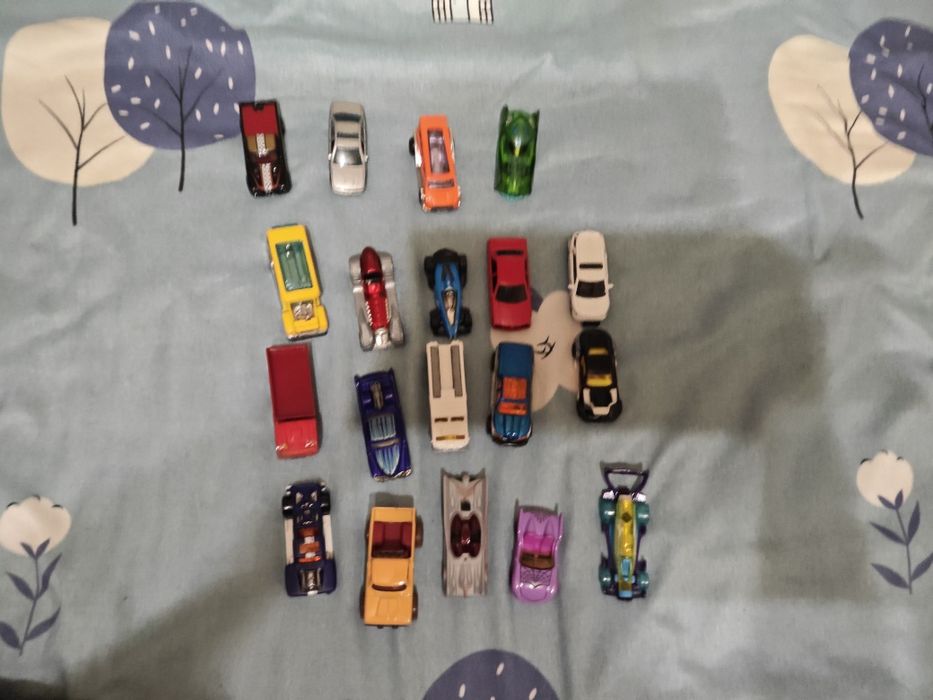 Машинки hot wheels 19 штук доставка не отправляю по одной машинке не продаю минимум от пяти машинок