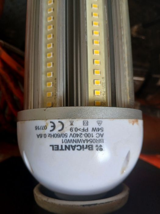 Caixa com luz eléctrica e mais tomada eléctrica