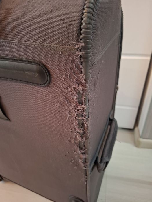 Валіза середнього розміру