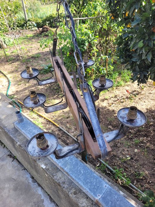 Candeeiro de teto antigo de madeira e ferro ideal para adega