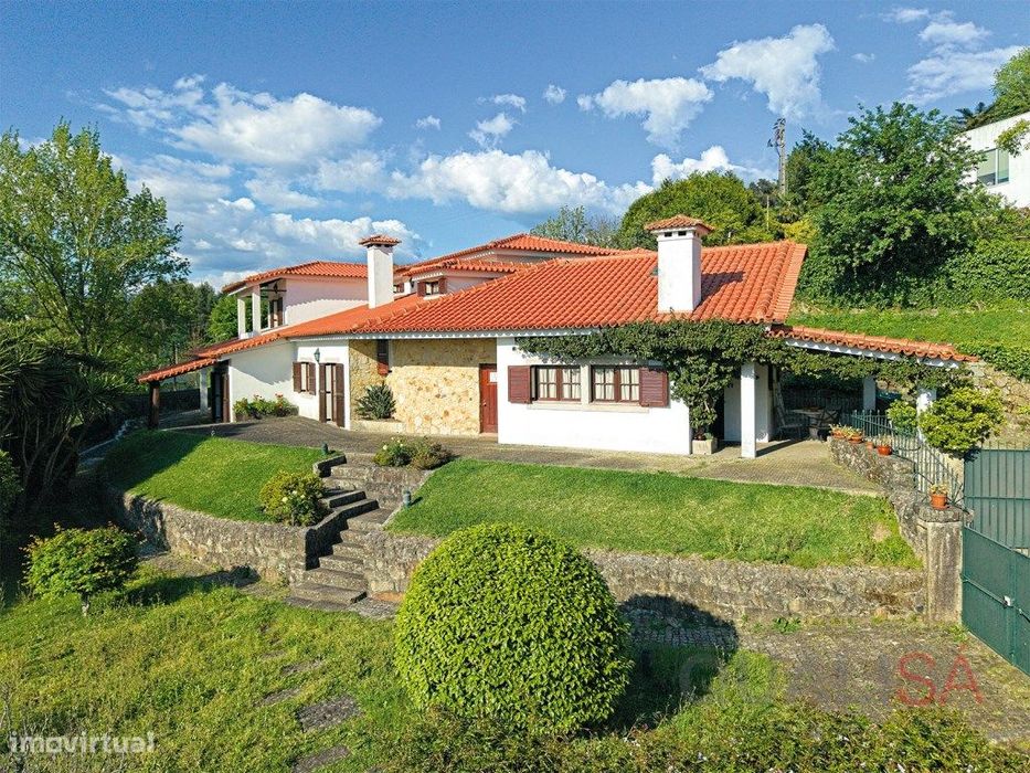 Moradia individual T4 em lote com 1396m2, localizada em Tenões na E...