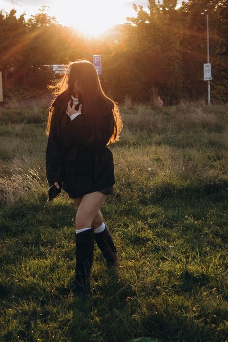 Чорний короткий тренч