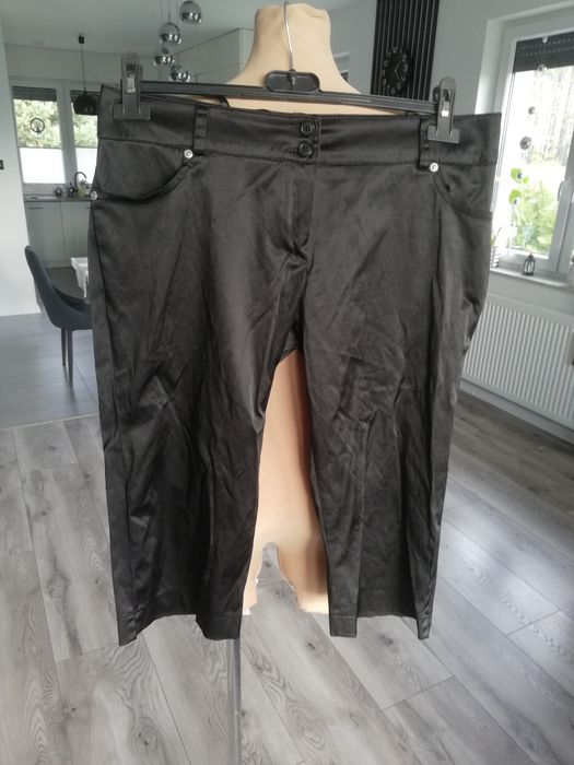 R. 42 czarne satynowe spodnie do kolan spodenki