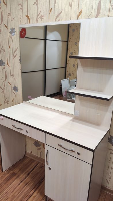 Стіл для макіяжу(туалетний) з дзеркалом