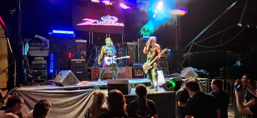 Palco móvel com produção grupos/artistas/DJs.