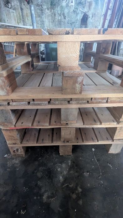 Paletes de madeira novas com apenas 1cm de afastamento entre tábuas