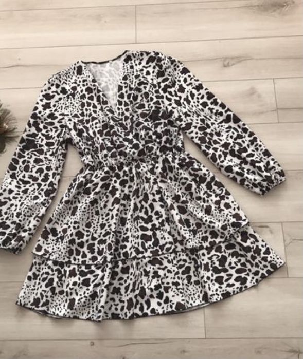 Дуже гарна  легка весняно- літня жіноча сукня з рукавами  46-48 роз