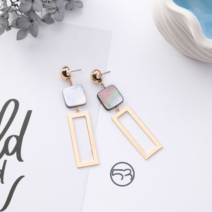 Довгі золотисті сережки з перламутровим  камінчиком