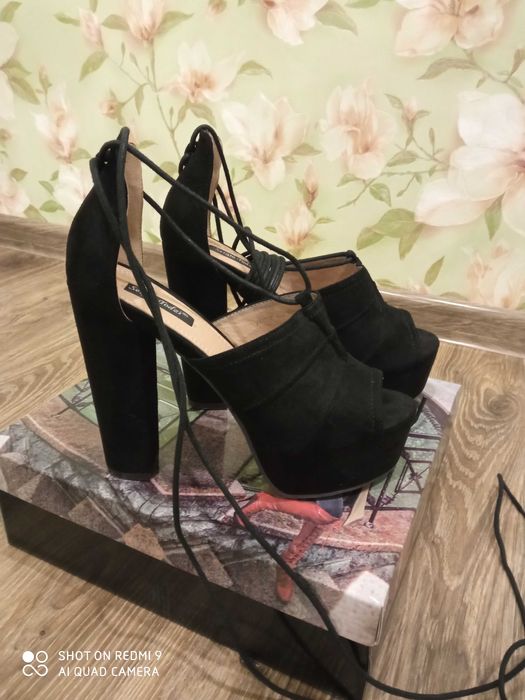 Продаю замшеві босоніжки на високому каблуку