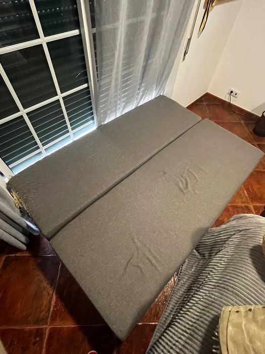 sofá cama um pouco degradado nas laterais