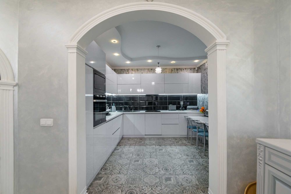 Особняк 280,0 м кв. сучасний ремонт, меблі, техніка, 0,18га.