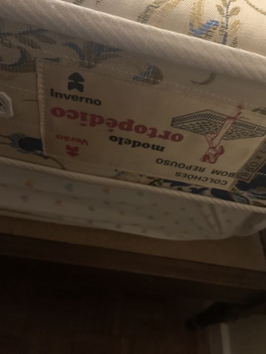 Cama estilo Luís XV com colchão