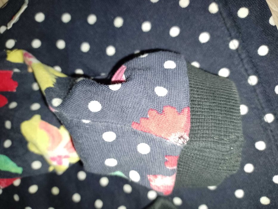 Cienka bluza w kropki, rękawy w kwiaty