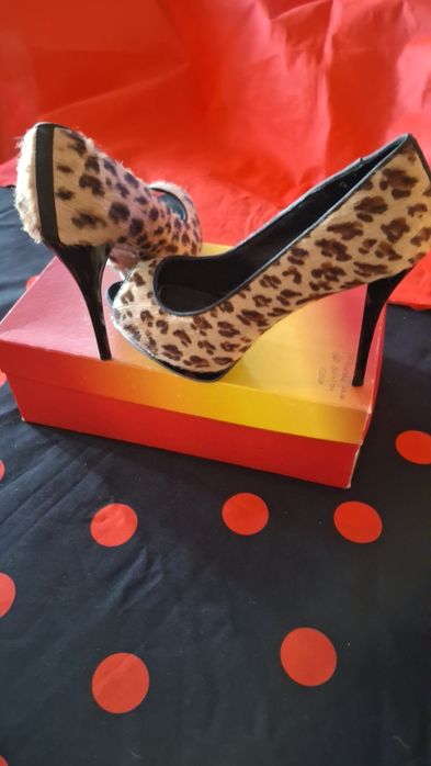 Sapatos de tacão alto