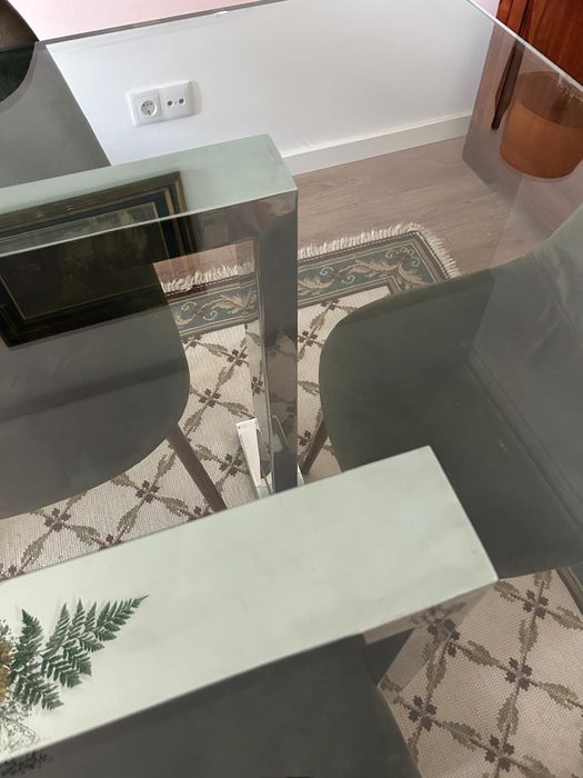 Mesa de vidro com pé em metal