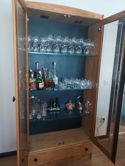 Mobília de sala com Cristaleira e mesa com 4 cadeiras