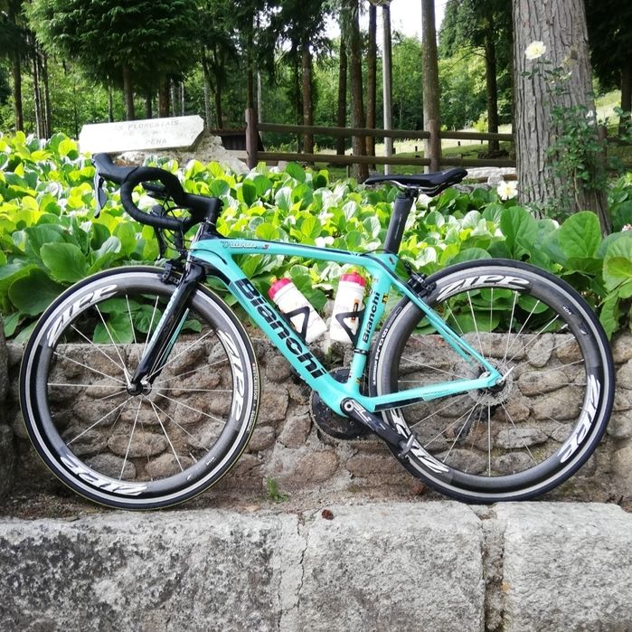 Bianchi Oltre XR3 com grupo elétrico SRAM Red