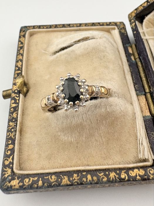 Złoty Retro Pierścionek 9k diamenty daisy szafir R9