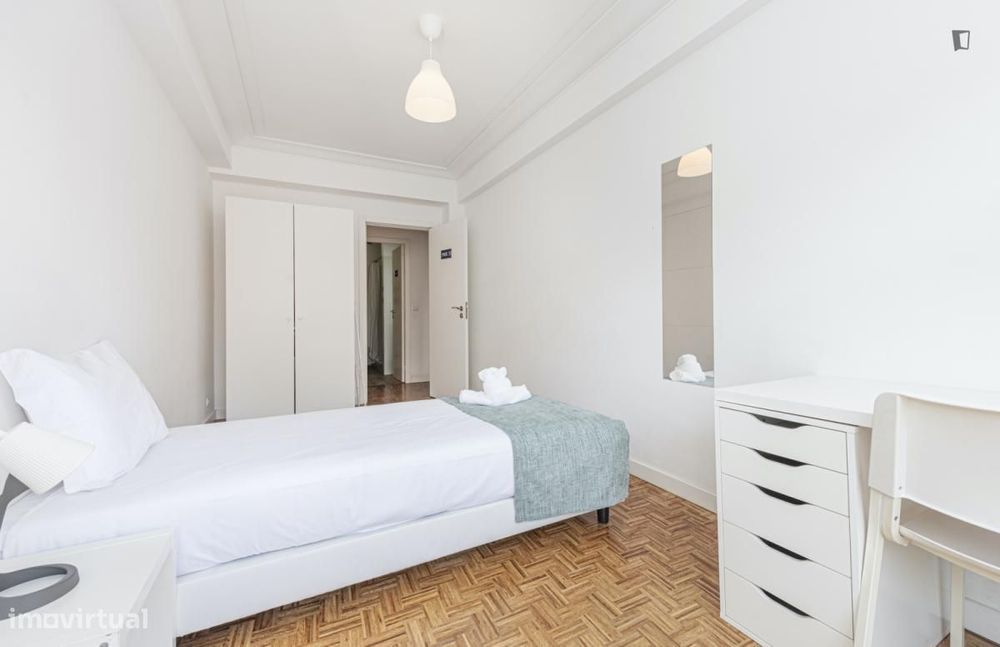 Quarto - localizado em Campolide Lisbon