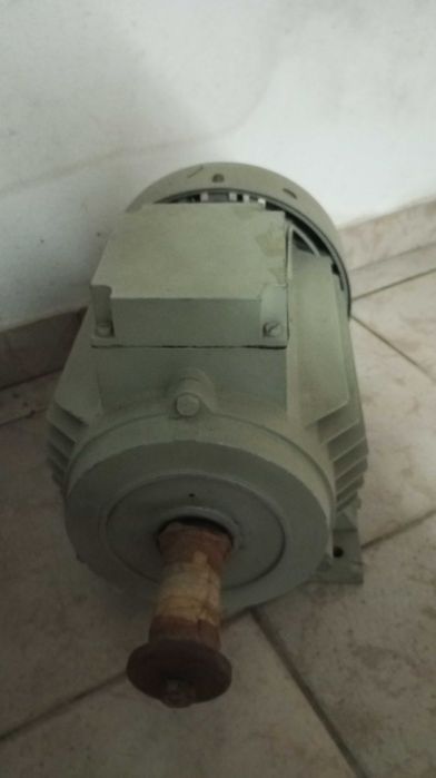 Motor trifásico Siemens 7,5cv nunca usado