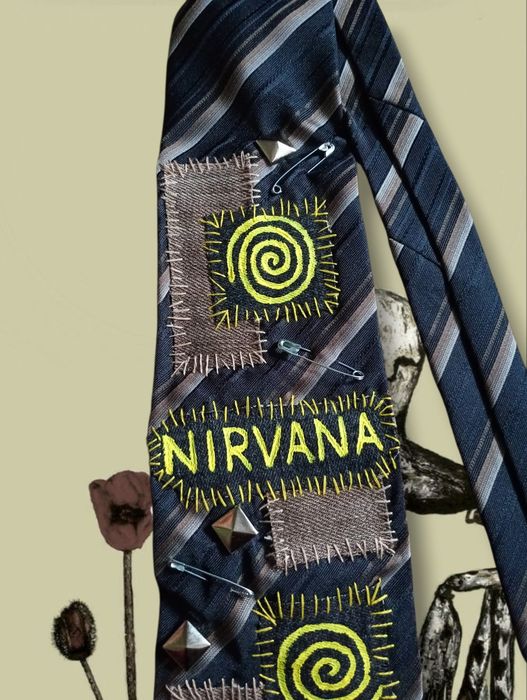 Krawat inspirowy zespołem Nirvana