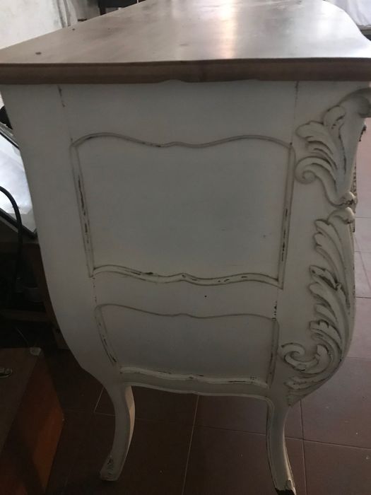 Cómoda estilo Luís XV de madeira