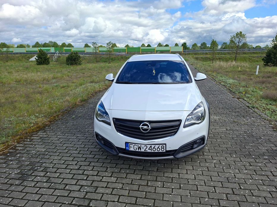 samochód osobowy opel insignia country tourer