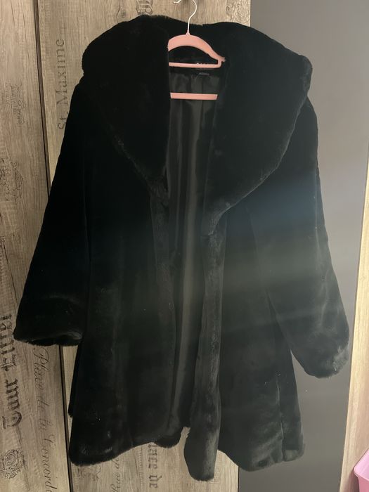 Damskie futro w kolorze czarnym