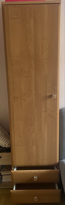 Wąska szafa z półkami szufladami