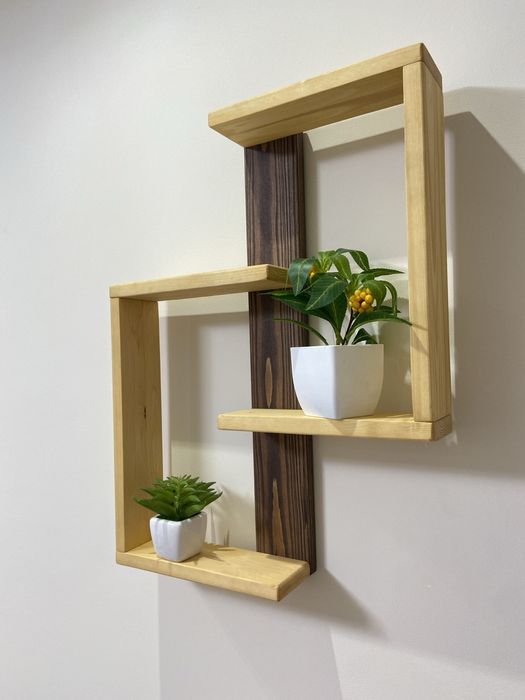 Дерев'яна поличка на стіну