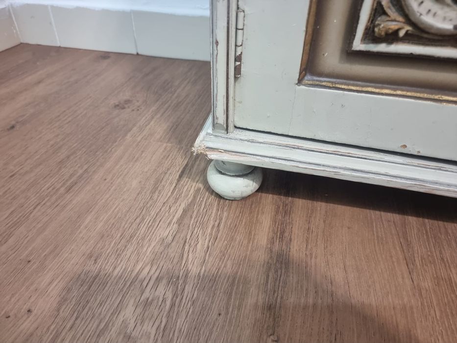 Móvel antigo em bom estado