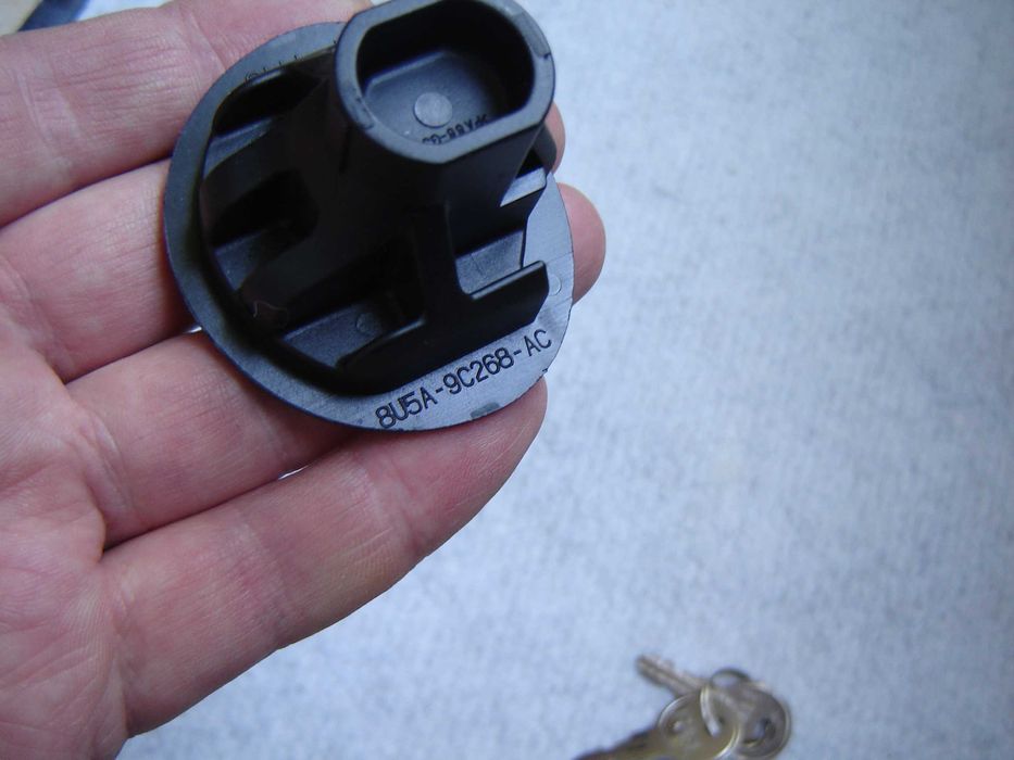 Крышка бензобака Ford ( замыкается )