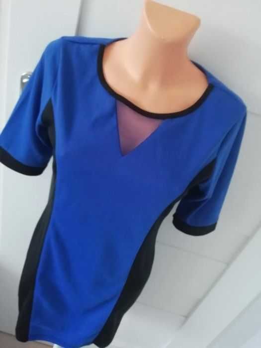 Wyszczuplajaca chabrowo czarna sukienka