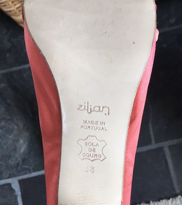 Sapatos de festa Zilian em cetim, salto agulha, cor coral