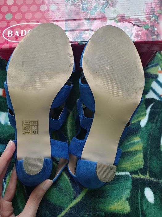 Sandały niebieskie na obcasie 39