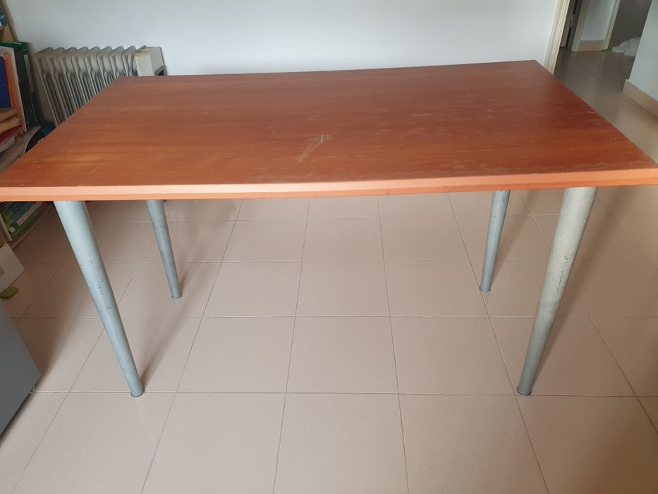 Dá-se mesa de trabalho/escritório