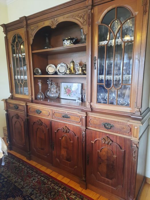 Cristaleira em mogno