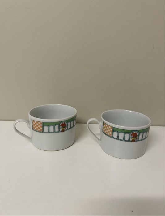 2 chávenas de chá em porcelana