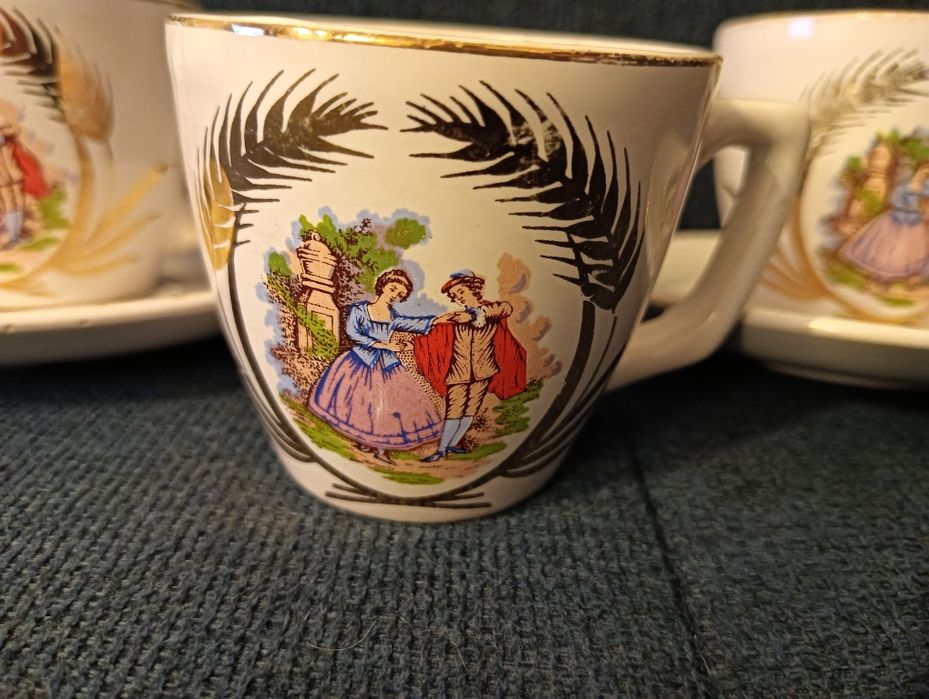 3 chavenas e dois pires de cerâmica / loiça  Muito antigos	Vintage*