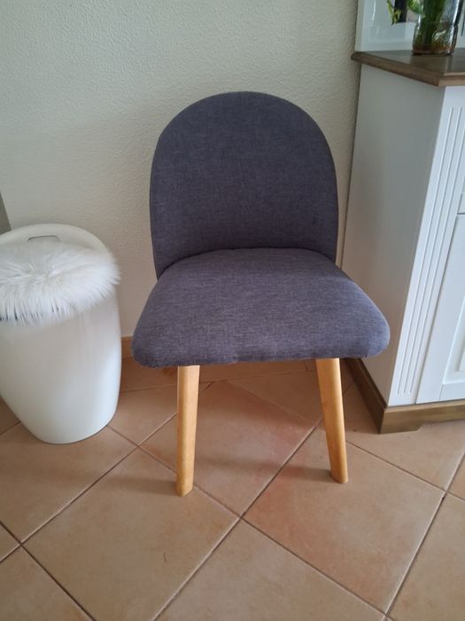 Cadeira como nova em madeira e tecido