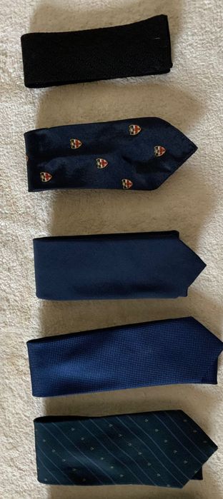 Gravatas diversas em seda e lenços de pescoço