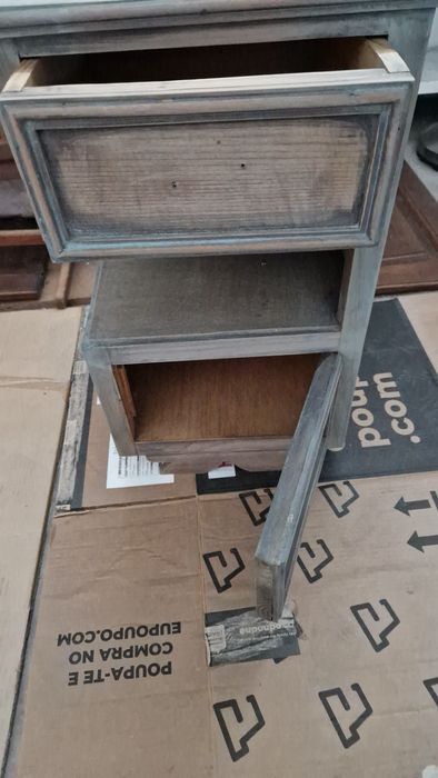 Mesa de cabeceira ou apoio de madeira