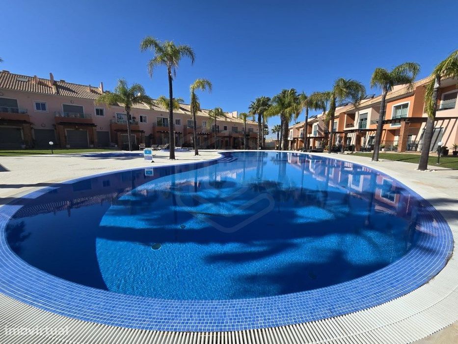 Moradia T2 em banda, com garagem em box, Albufeira, Algarve