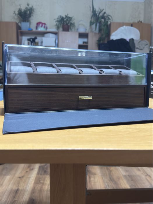 Деревʼяна скриня для прикрас, годинників