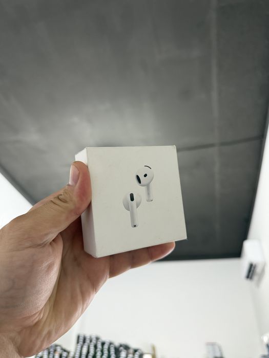 Apple Airpods 4 з шумодавом навушники