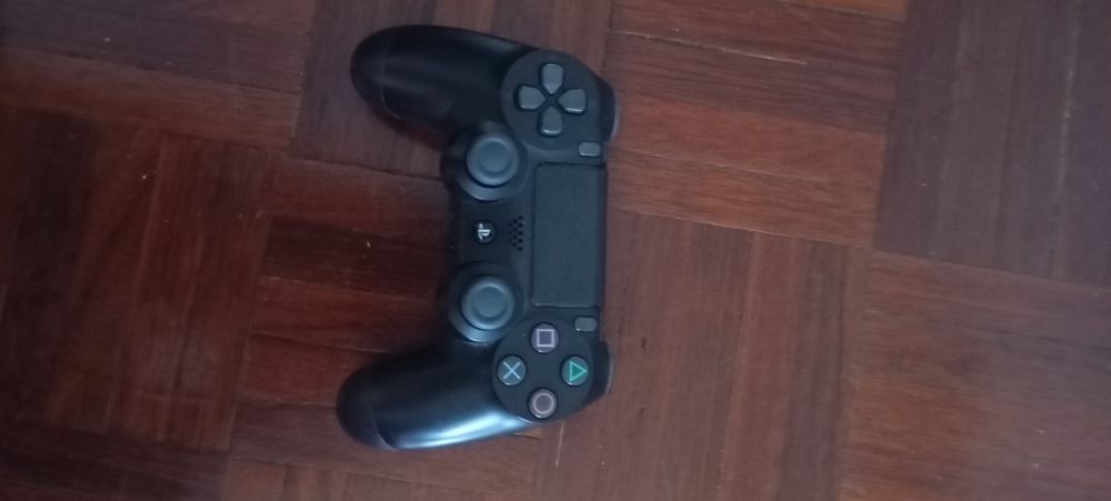 Ps4 slim como nova com 2 jogos e todos os fios e um comando