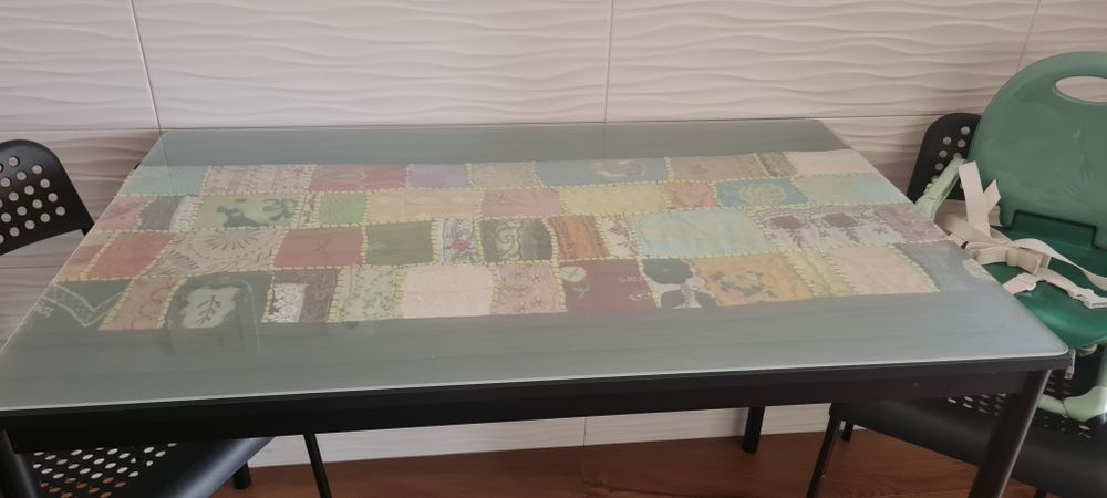 Mesa de refeições com pés de metal e tampo em vidro