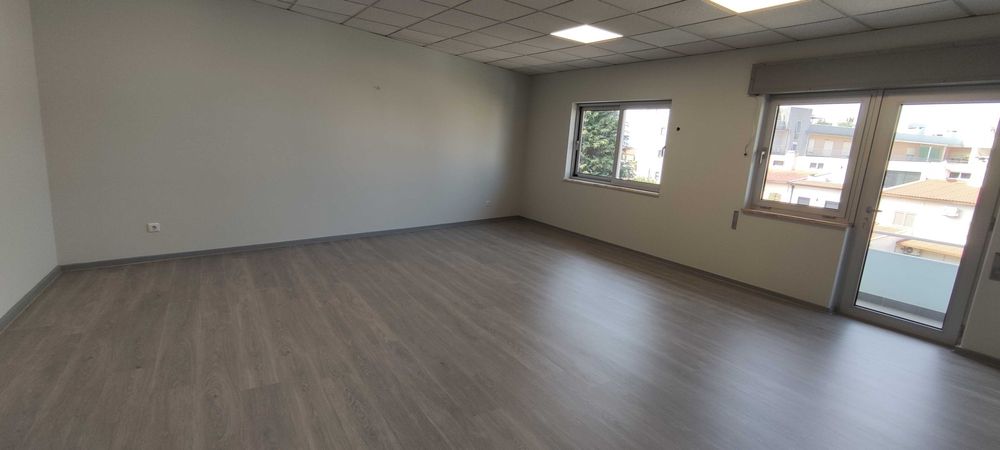 ARRENDA-SE 1º andar para escritórios em Fafe