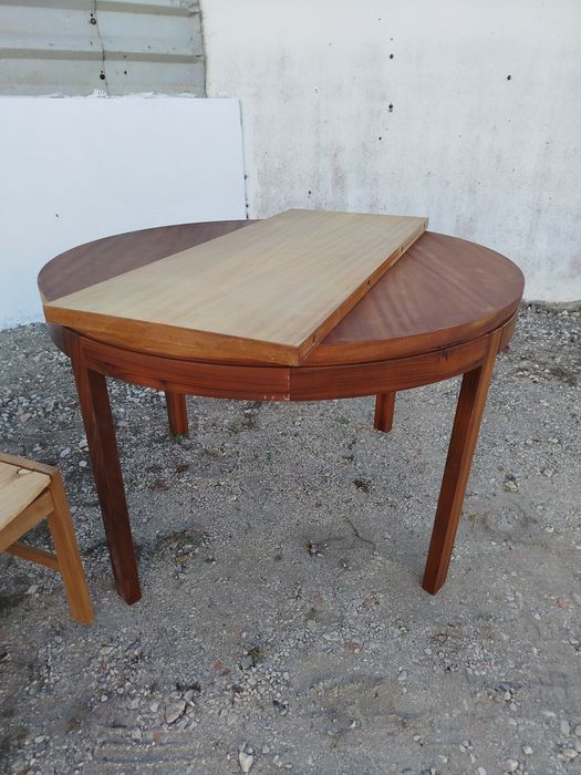 Mesa e cadeiras usadas