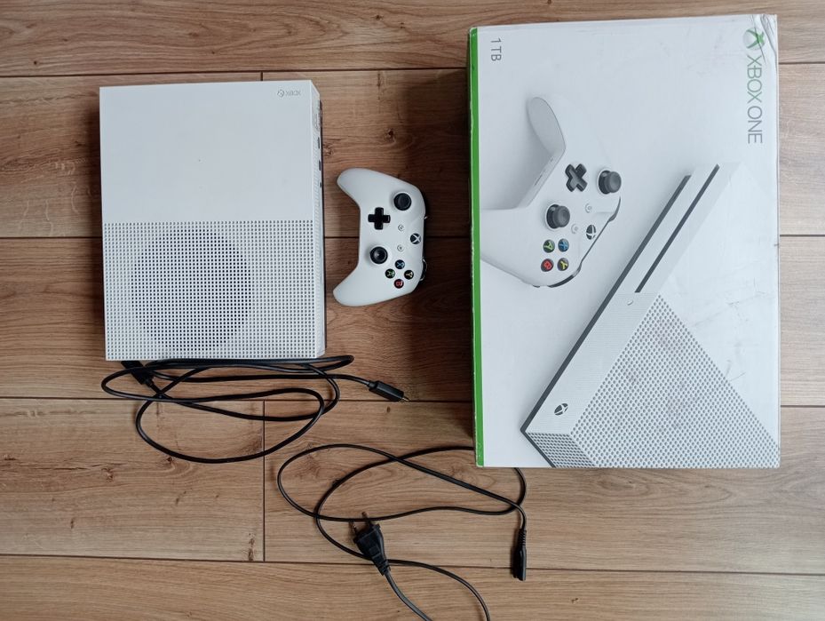 Xbox One S  1 TB  Super Stan plus Pad